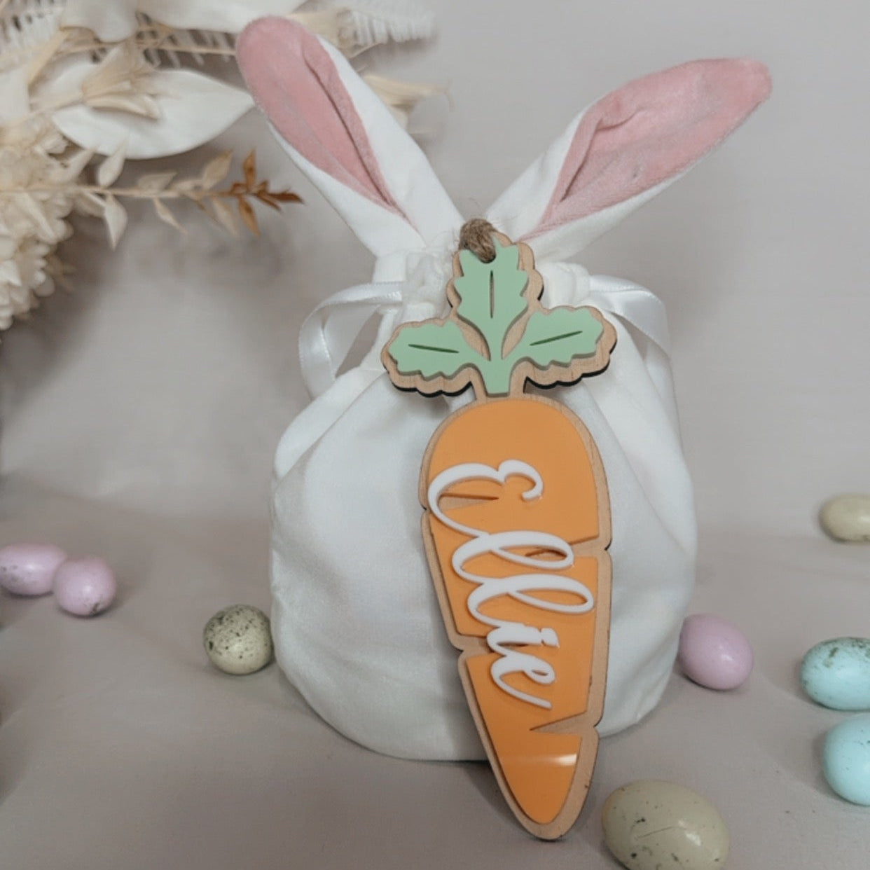 WHITE BUNNY POUCH WITH CARROT TAG